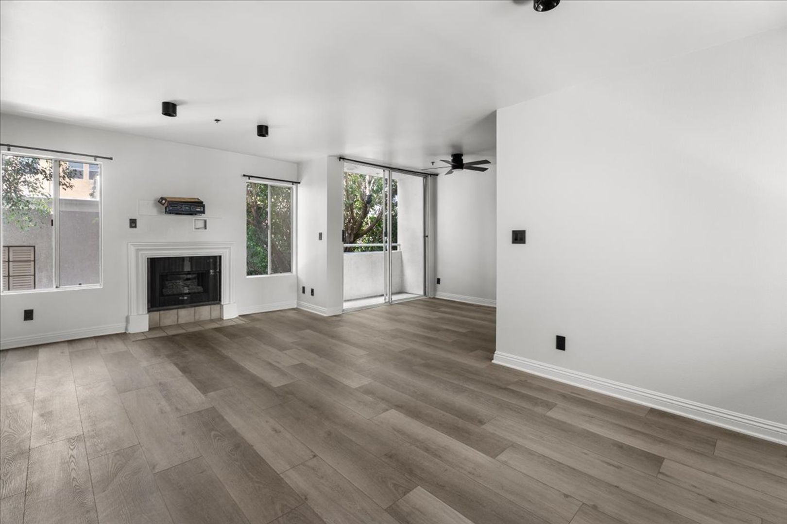 Los Angeles Apartment: 1215 N Sycamore Ave