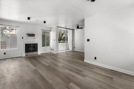 Stylish, Spacious and Newly Renovated Hollywood Apt! ONE MONTH FREE! – photo 1