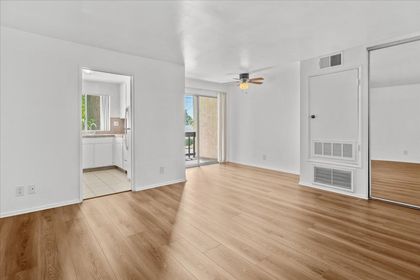 Van Nuys Apartment: 6121 Woodman Ave