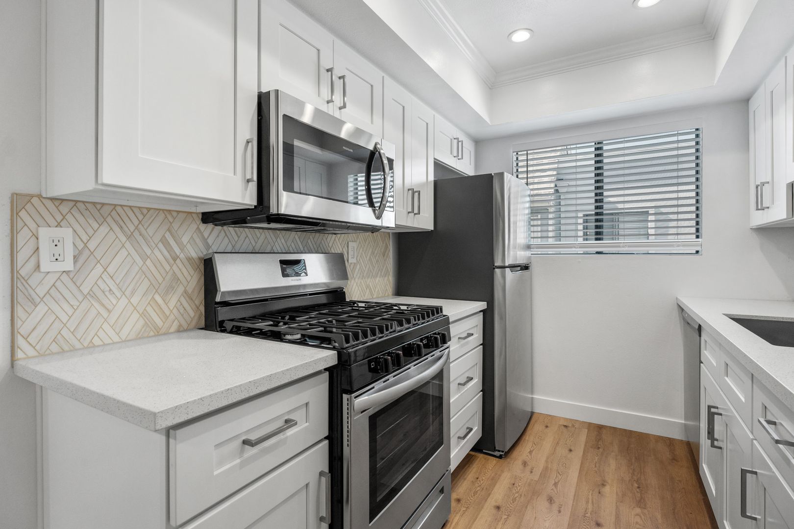 Burbank Apartment: 1815 W Alameda Ave