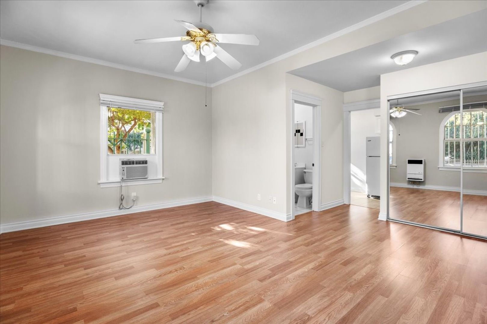 Los Angeles Apartment: 1611 Schrader Blvd