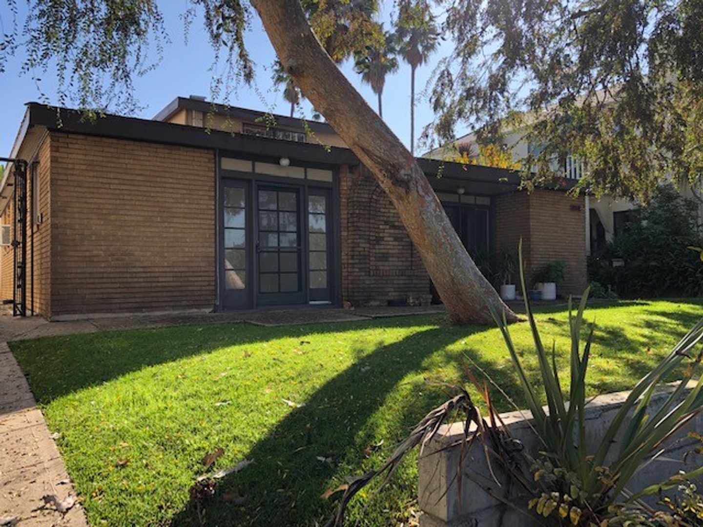 Los Angeles Apartment: 944 Maltman Ave