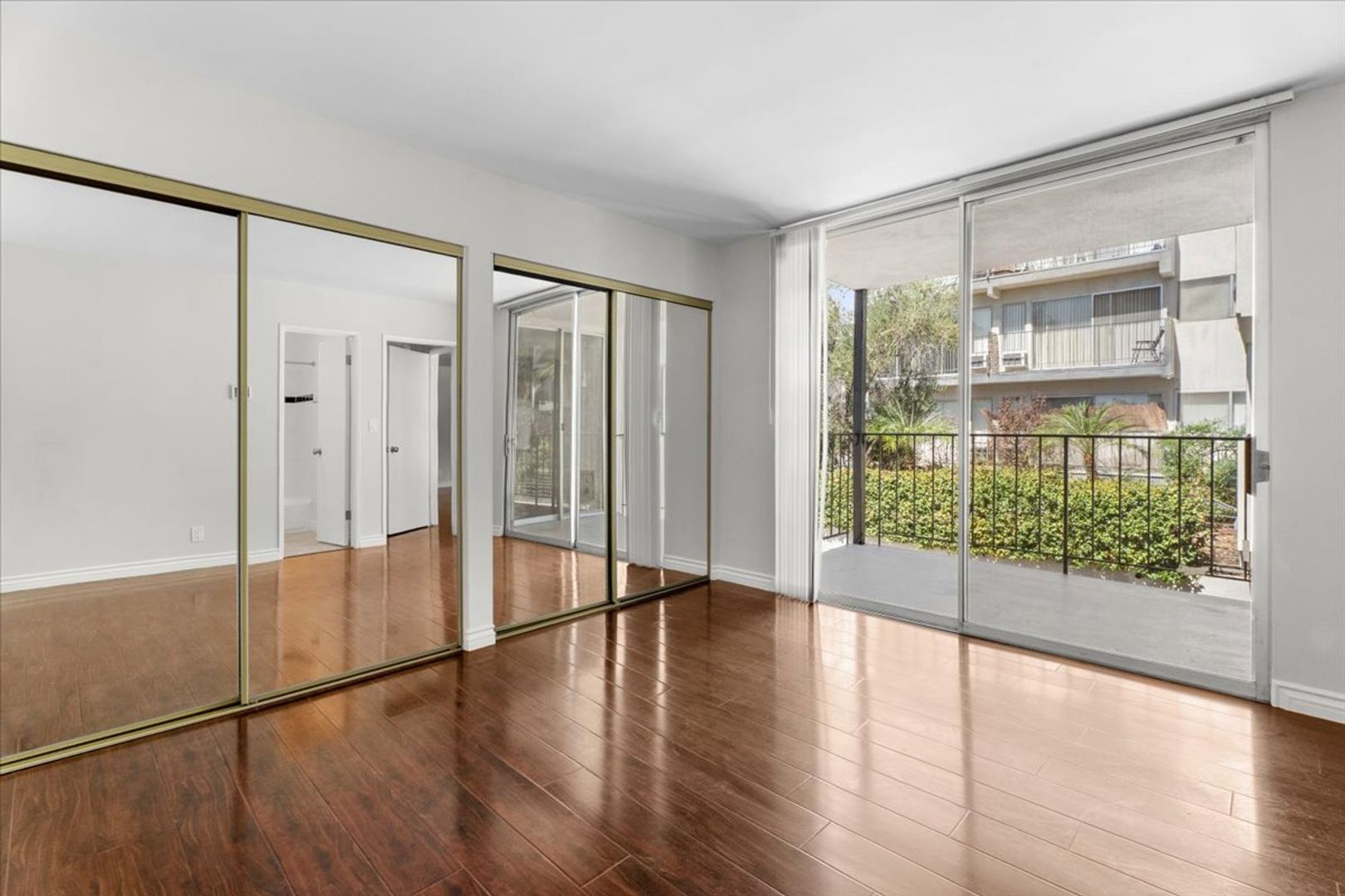 Burbank Apartment: 470 E. Angeleno Ave
