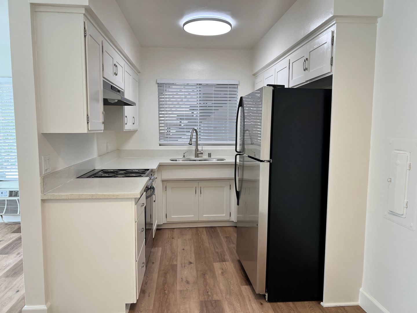 Burbank Apartment: 118 S Cordova St