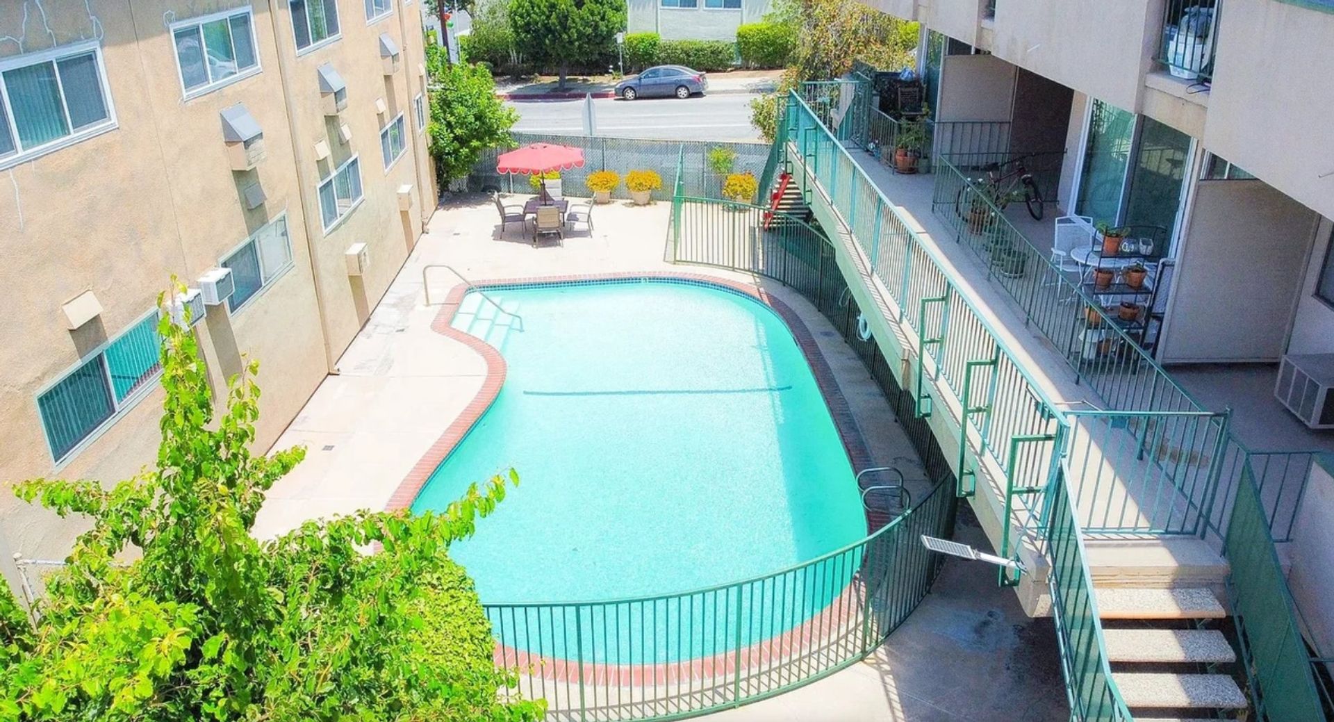 Encino Apartment: 17320 Burbank Blvd