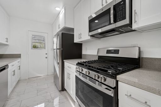 West Hollywood - Spacious 3-Bedroom with Patio – photo 1