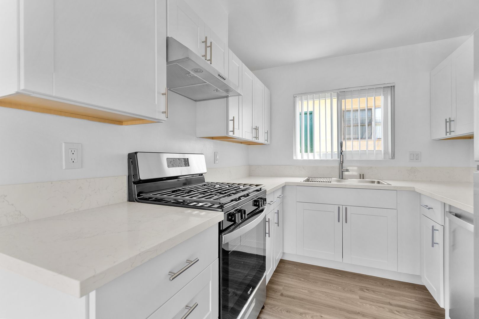 Encino Apartment: 5452 Lindley Ave