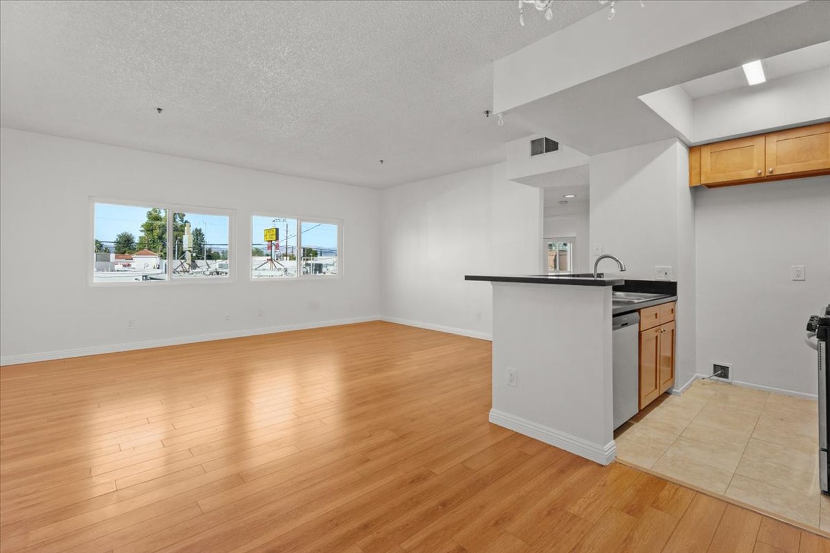 Los Angeles Apartment: 22711 Del Valle St