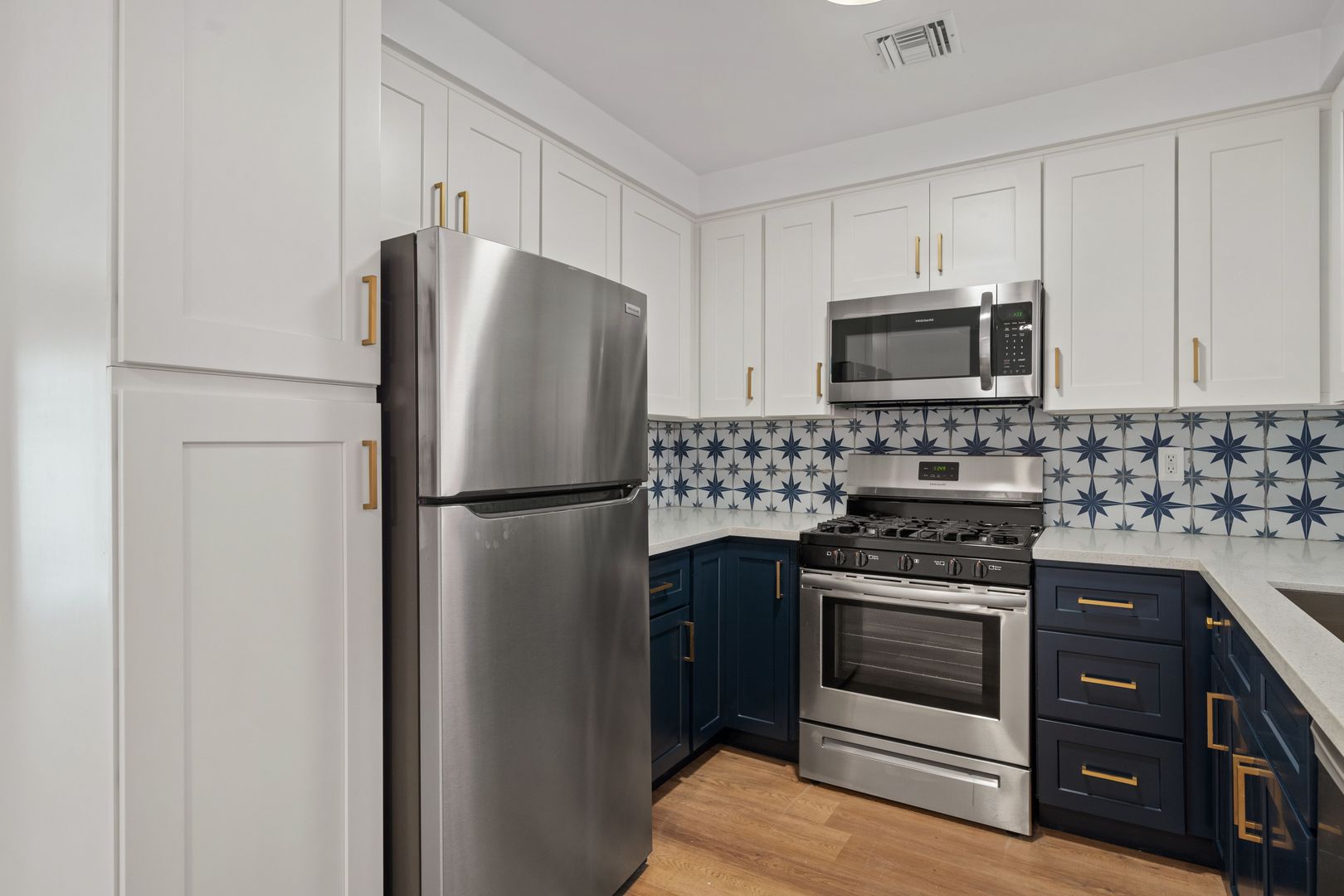 Burbank Apartment: 3120 W Riverside Dr