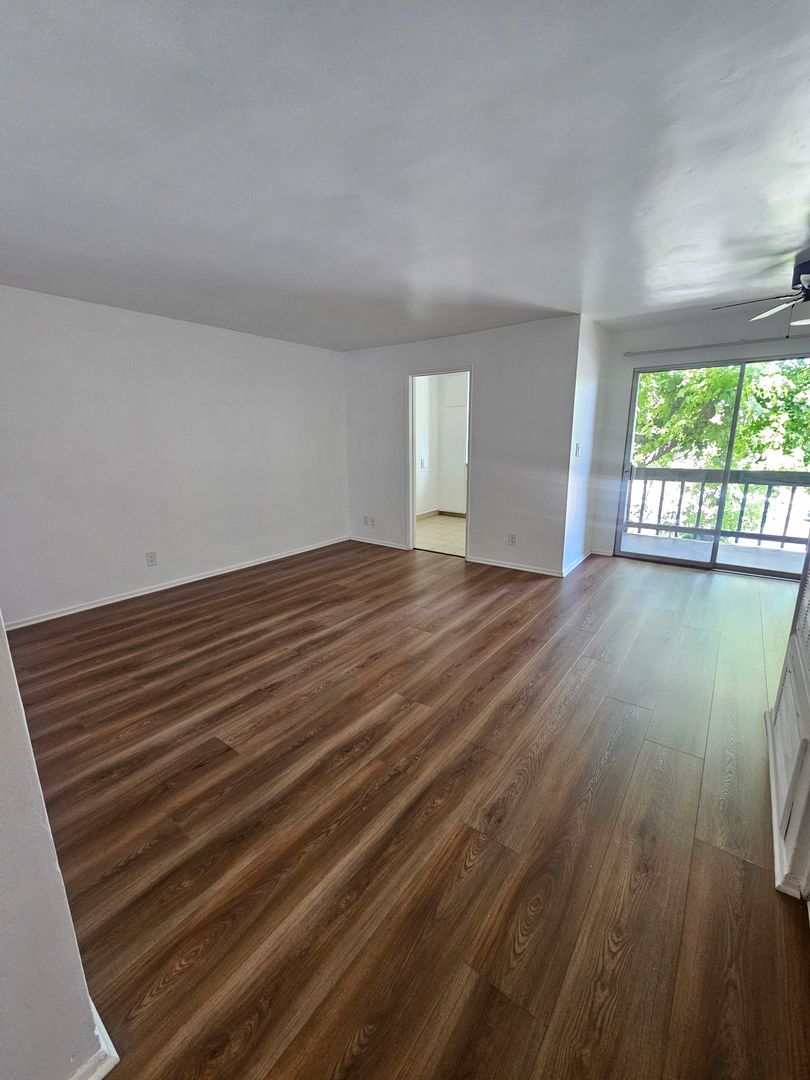 Van Nuys Apartment: 6121 Woodman Ave