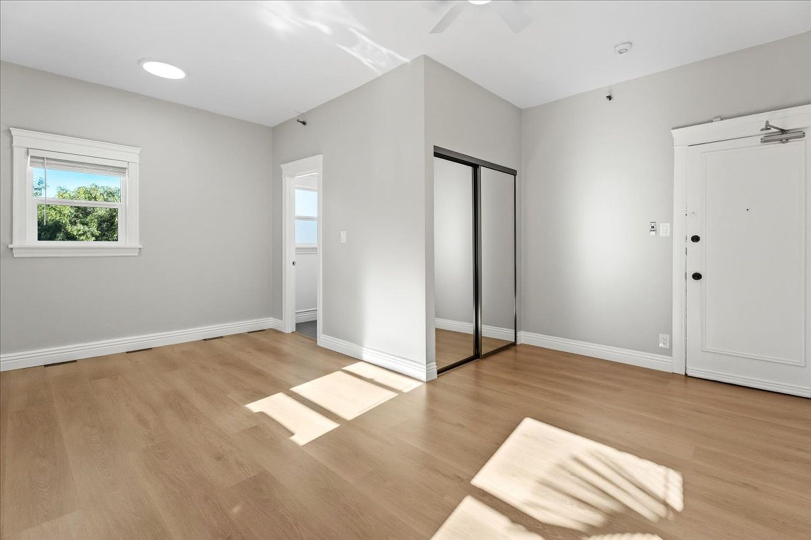 Los Angeles Apartment: 1611 Schrader Blvd