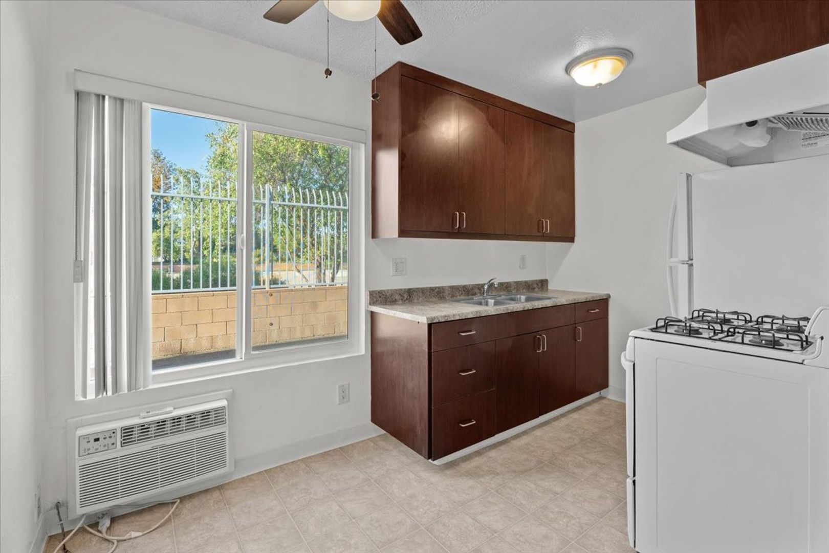 Canoga Park Apartment: 6831 Independence Ave