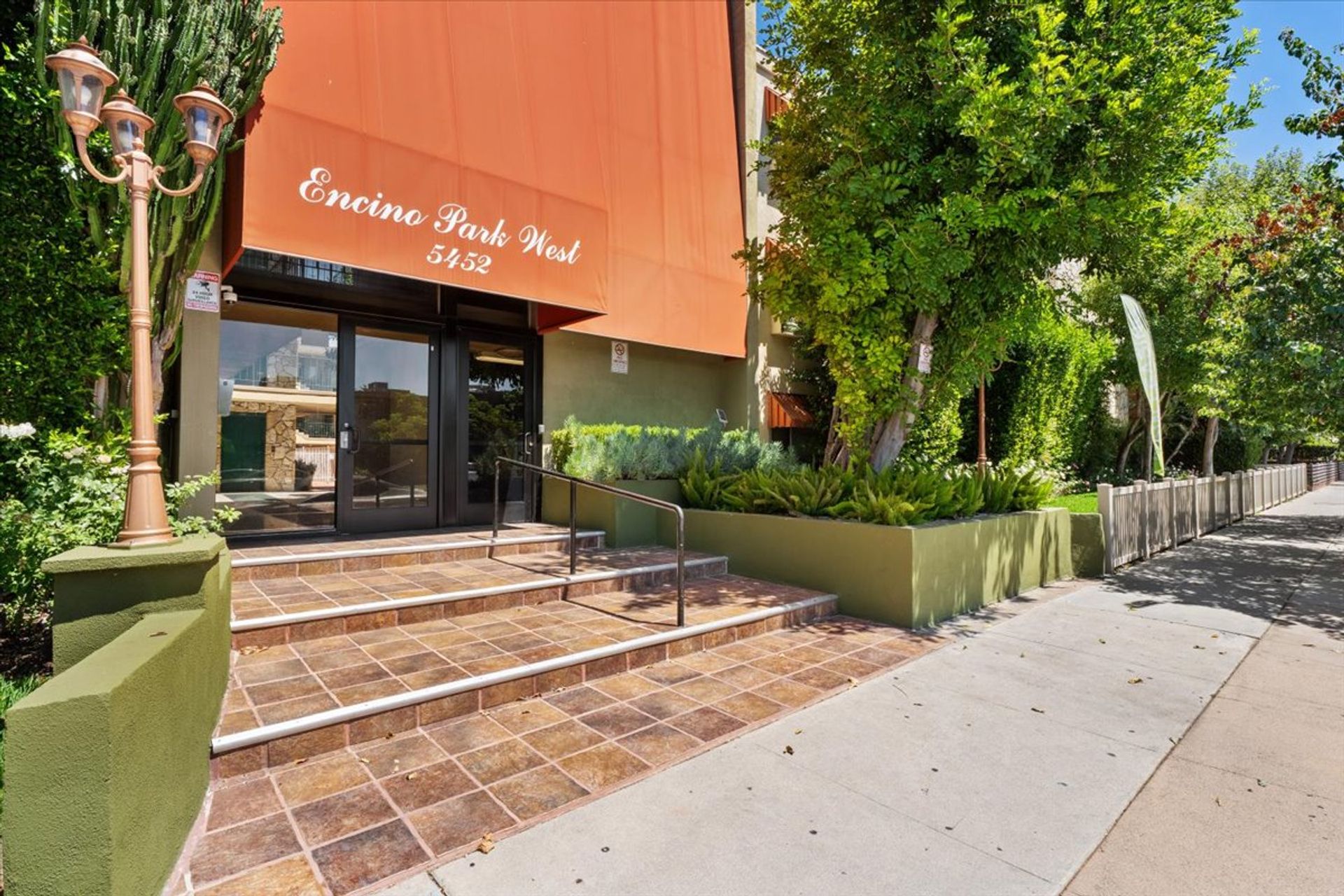 Encino Apartment: 5452 Lindley Ave