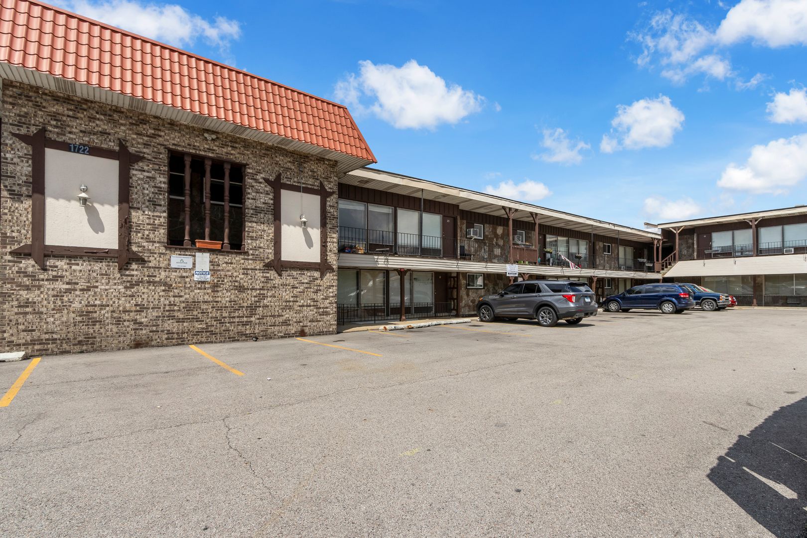 Stone Park Apartment: 1722 N Mannheim Rd