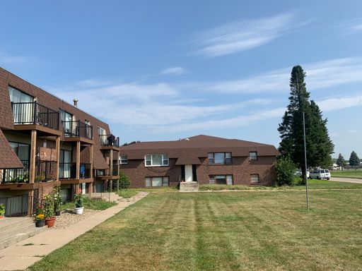 Newly Remodeled 1 Bedroom + Bonus Room, 2 Bath Apartment Near Norfolk Sr High! – photo 1