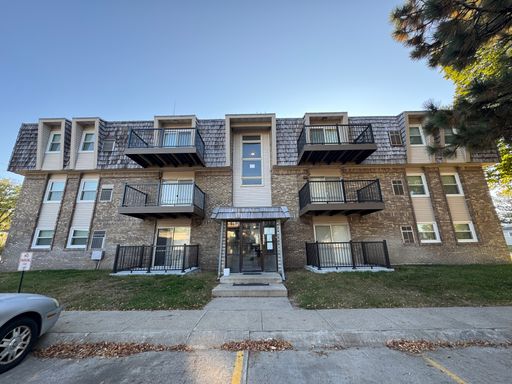 Spacious 2 bedroom, 1 bathroom apartment located near Skyview Lake! Amplio apartamento de 2 dormitorios y 1 baño ubicado cerca del lago Skyview.
