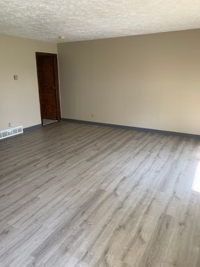 Newly Remodeled 1 Bedroom, 1 Bath Apartment near Skyview Lake, ALL UTILTIES INCLUDED!