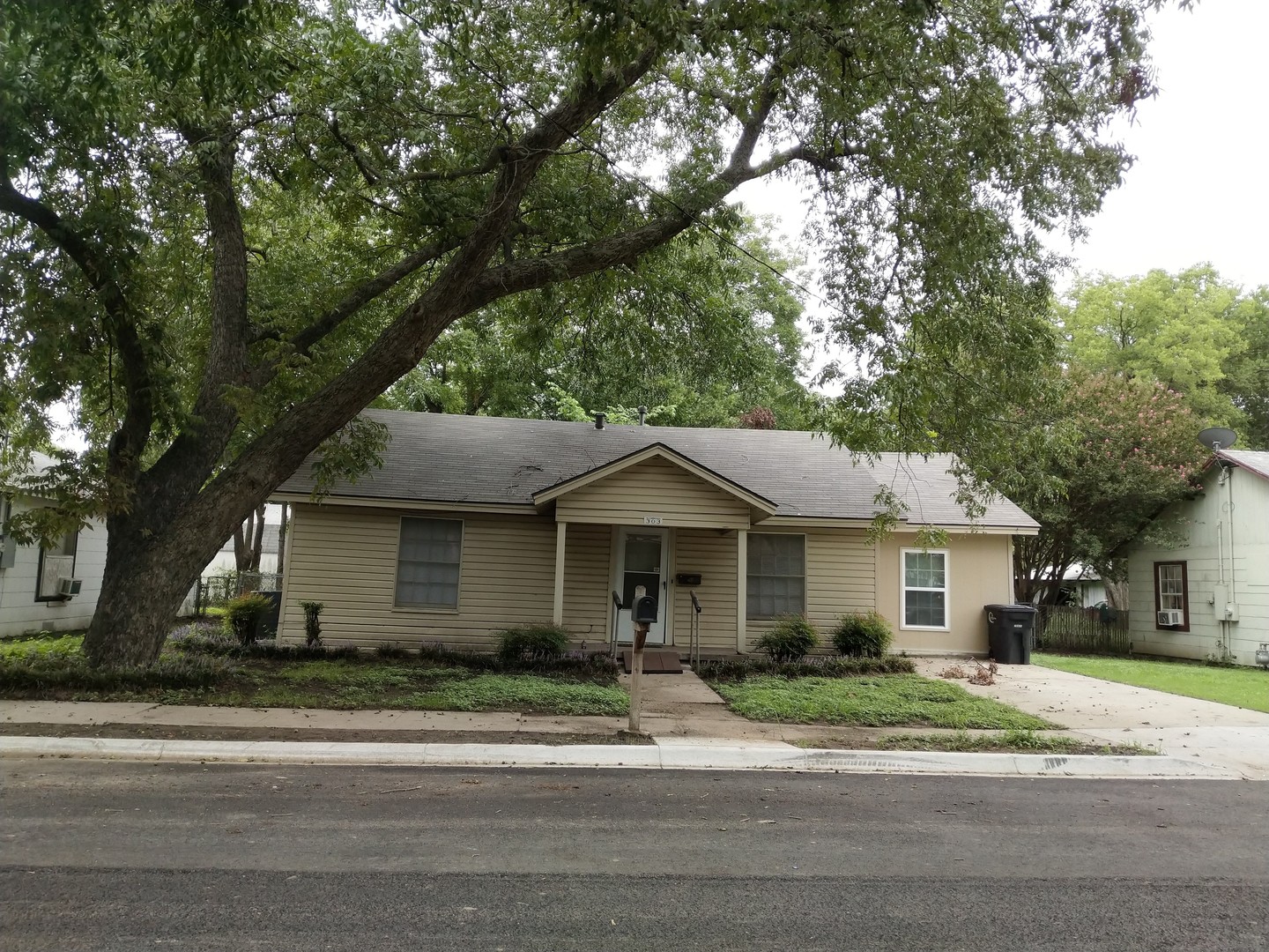 Cleburne House: 303 Myers St