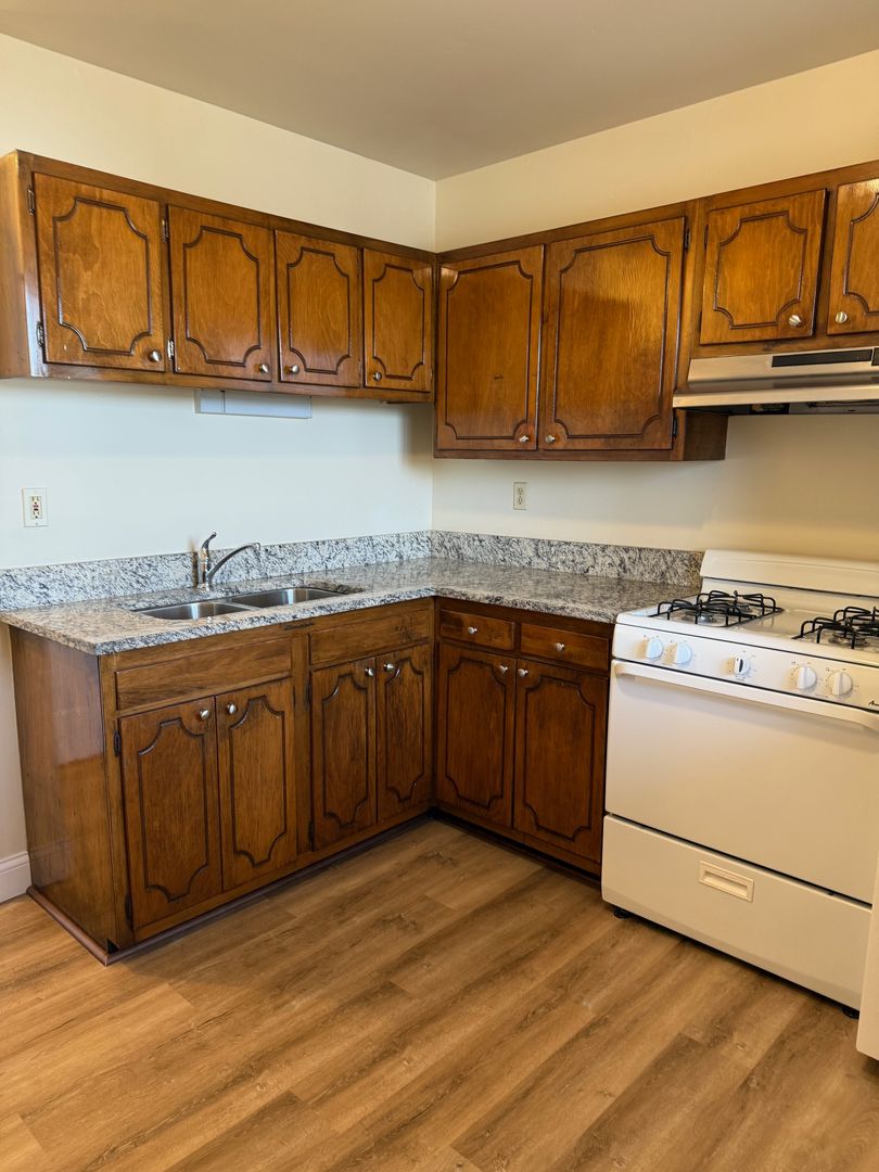 Aurora Apartment: 747-751 Aurora Ave