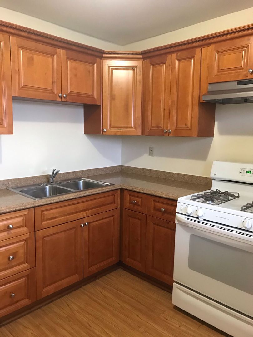 Aurora Apartment: 747-751 Aurora Ave