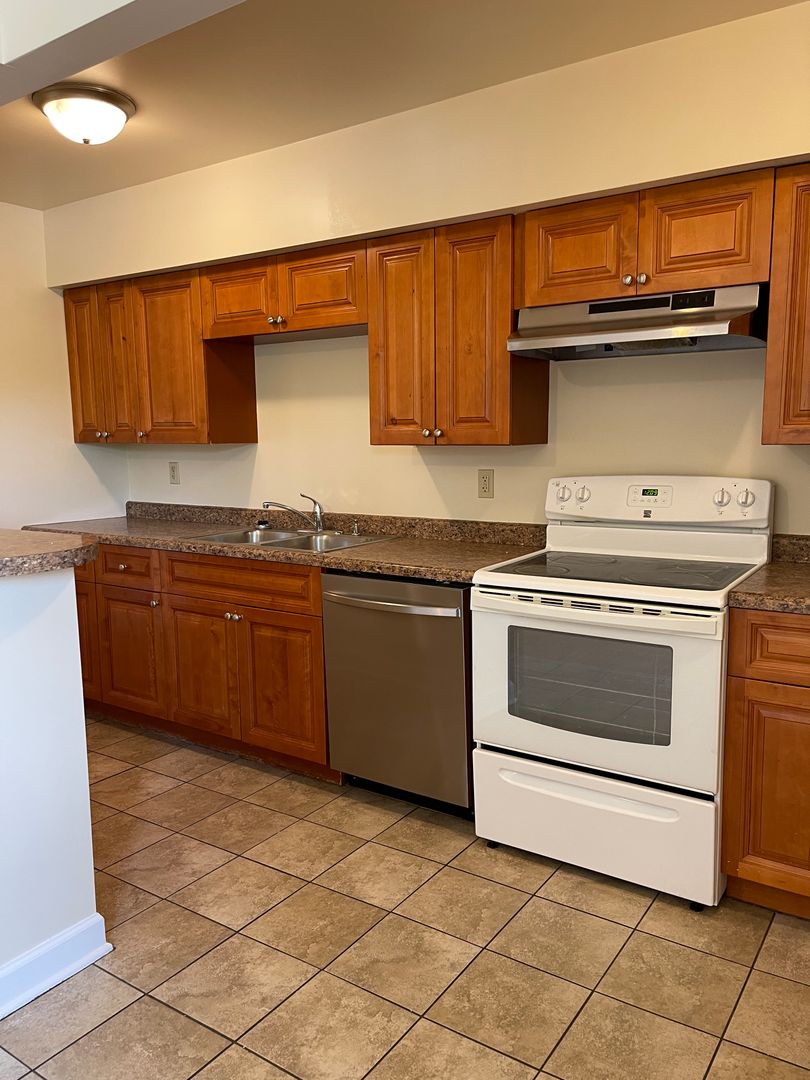 Aurora Apartment: 941-981 Old Indian Trail