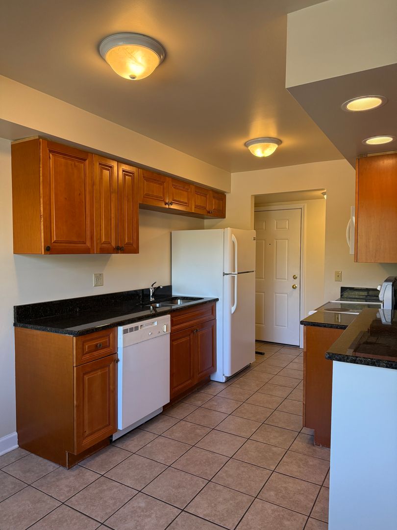 Aurora Apartment: 941-981 Old Indian Trail