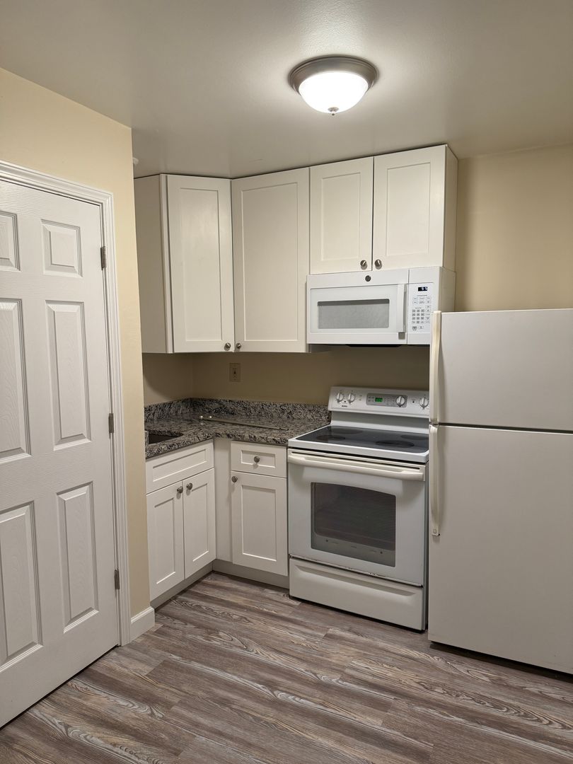 Aurora Apartment: 747-751 Aurora Ave