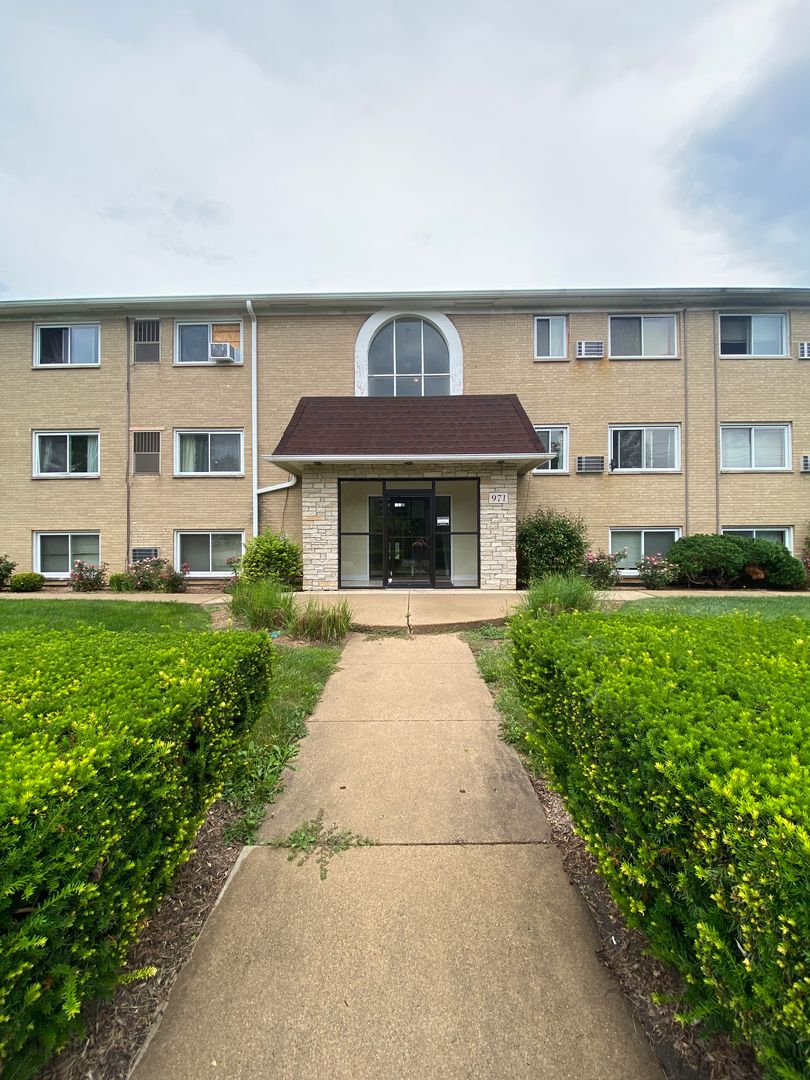 Aurora Apartment: 941-981 Old Indian Trail