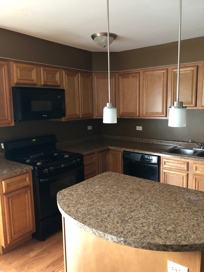 Aurora Apartment: 941-981 Old Indian Trail