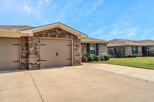 Private - Peaceful Gated Community! Just minutes from Downtown and Loop 49 – photo 1
