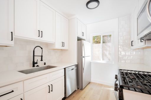 Newly Remodeled 1 Bed / 1 Bath Apartment in Quiet Pocket Of Hollywood – photo 1