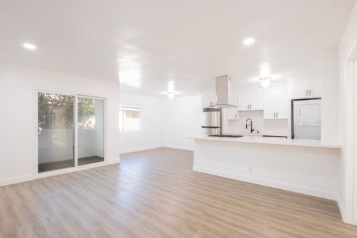 Newly Remodeled Top Floor 1 Bed / 1 Bath Apartment in Prime West Hollywood – photo 1