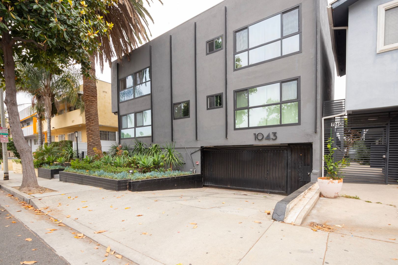 West Hollywood Apartment: 1043 N Genesee Ave