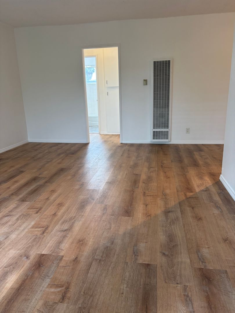 Venice Apartment: 534 Santa Clara Ave