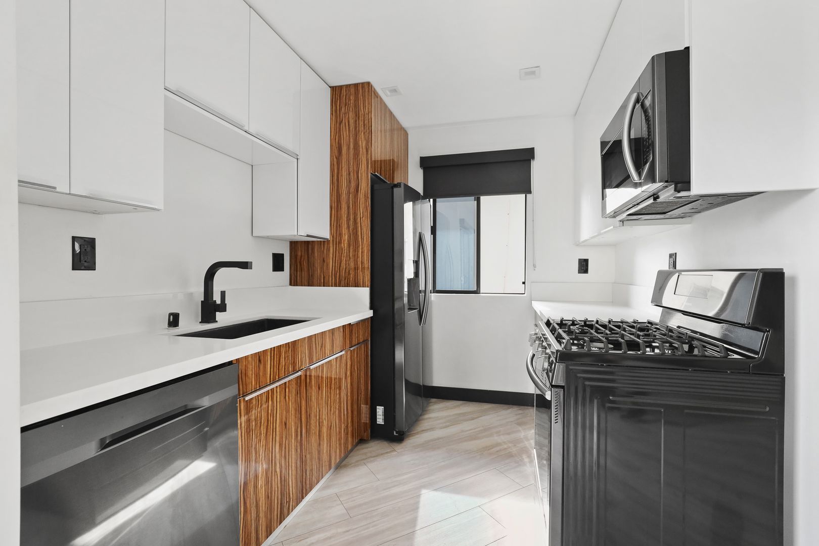 Los Angeles Apartment: 5667 La Mirada Avenue