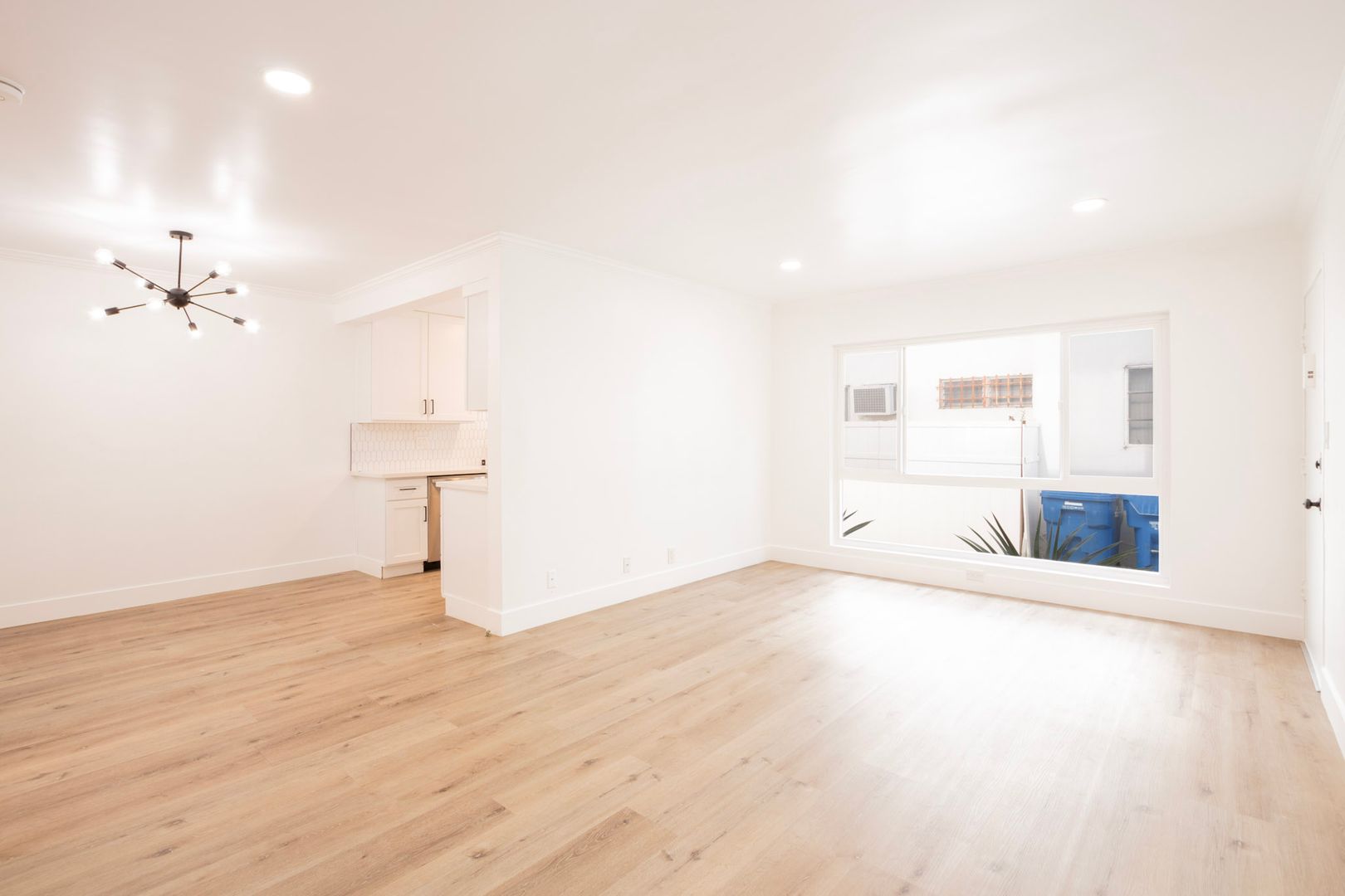 West Hollywood Apartment: 1042 N Orange Grove Ave