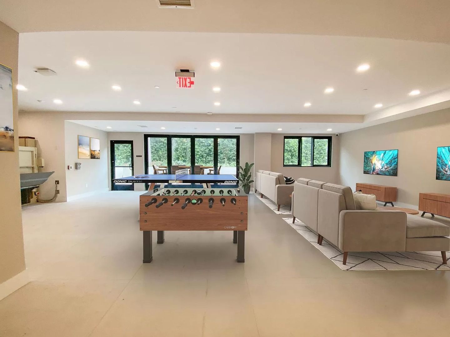 Los Angeles Apartment: 2140 Butler Ave