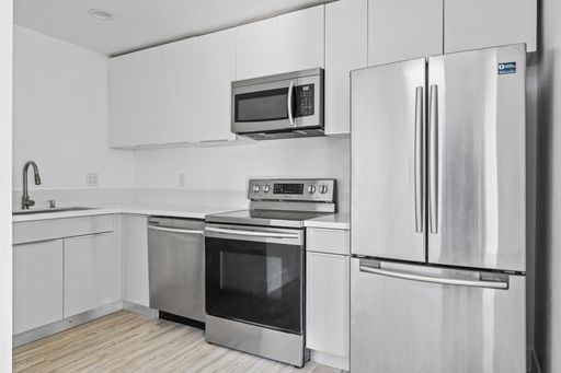 Two Bedroom One Bath w/ Washer & Dryer and Garage | Modern Designer Cabinetry, White Stone Quartz Countertops, Designer Stainless Steel Appliances, Refrigerator, Range w/ Oven, Microwave | Open Kitchen Space Layout | Downtown Santa Ana French Park area – photo 1