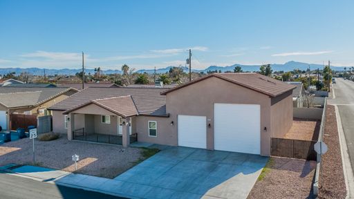 GORGEOUS SINGLE-STORY HOME WITH OVERSIZED 3-CAR GARAGE AND RV SPACE! – photo 1