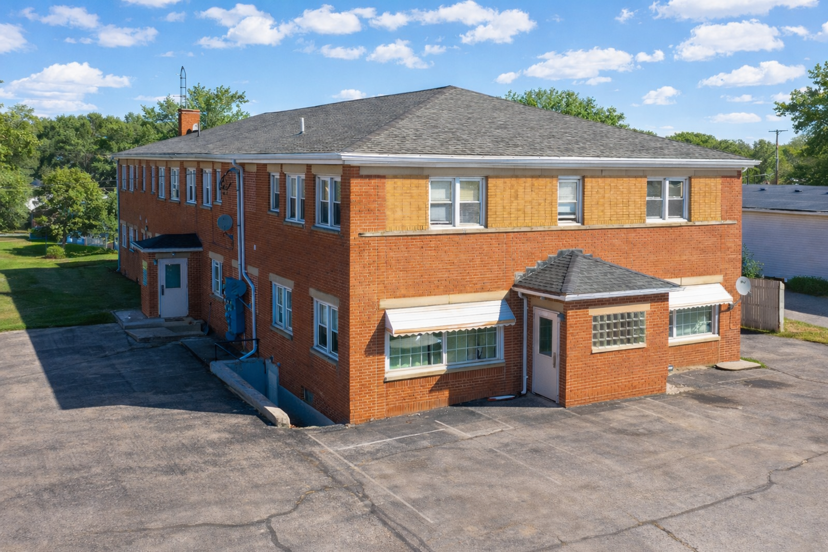 ONTARIO Apartment: 2084 W 4TH ST