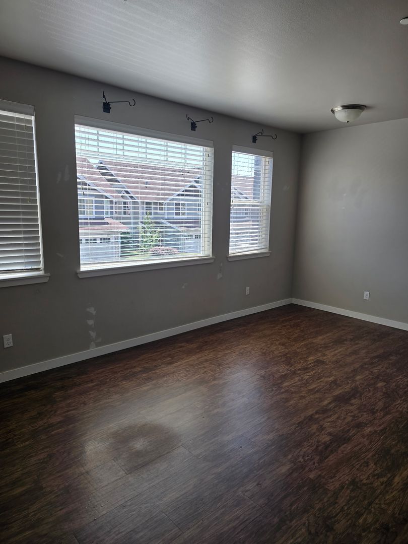 Lyden Condo: 8844 Depot Road #210