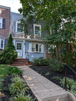 Burleith Townhouse with Parking available June 1st 2028 – photo 1