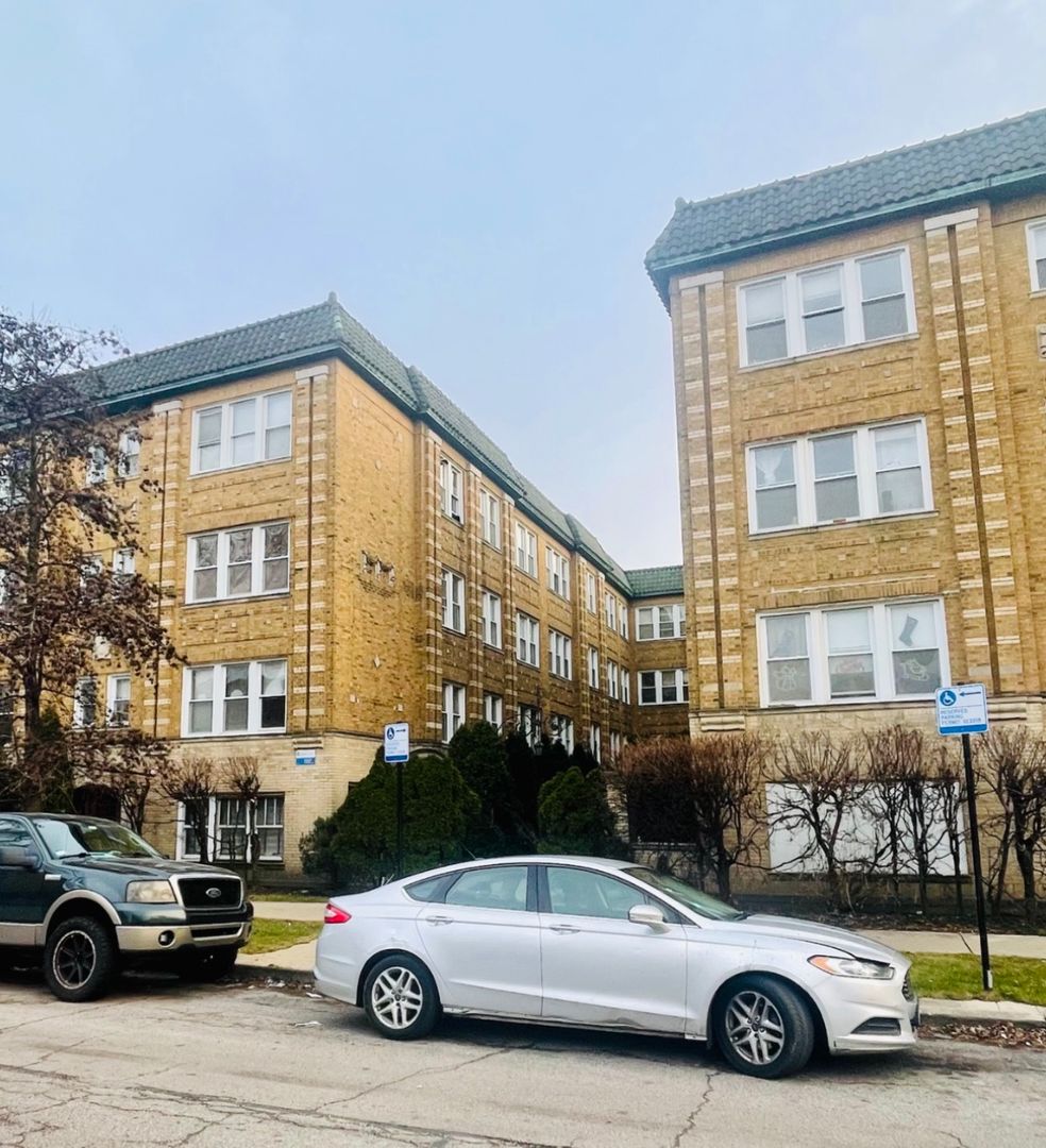 Chicago Apartment: 4045 - 4055 W School St