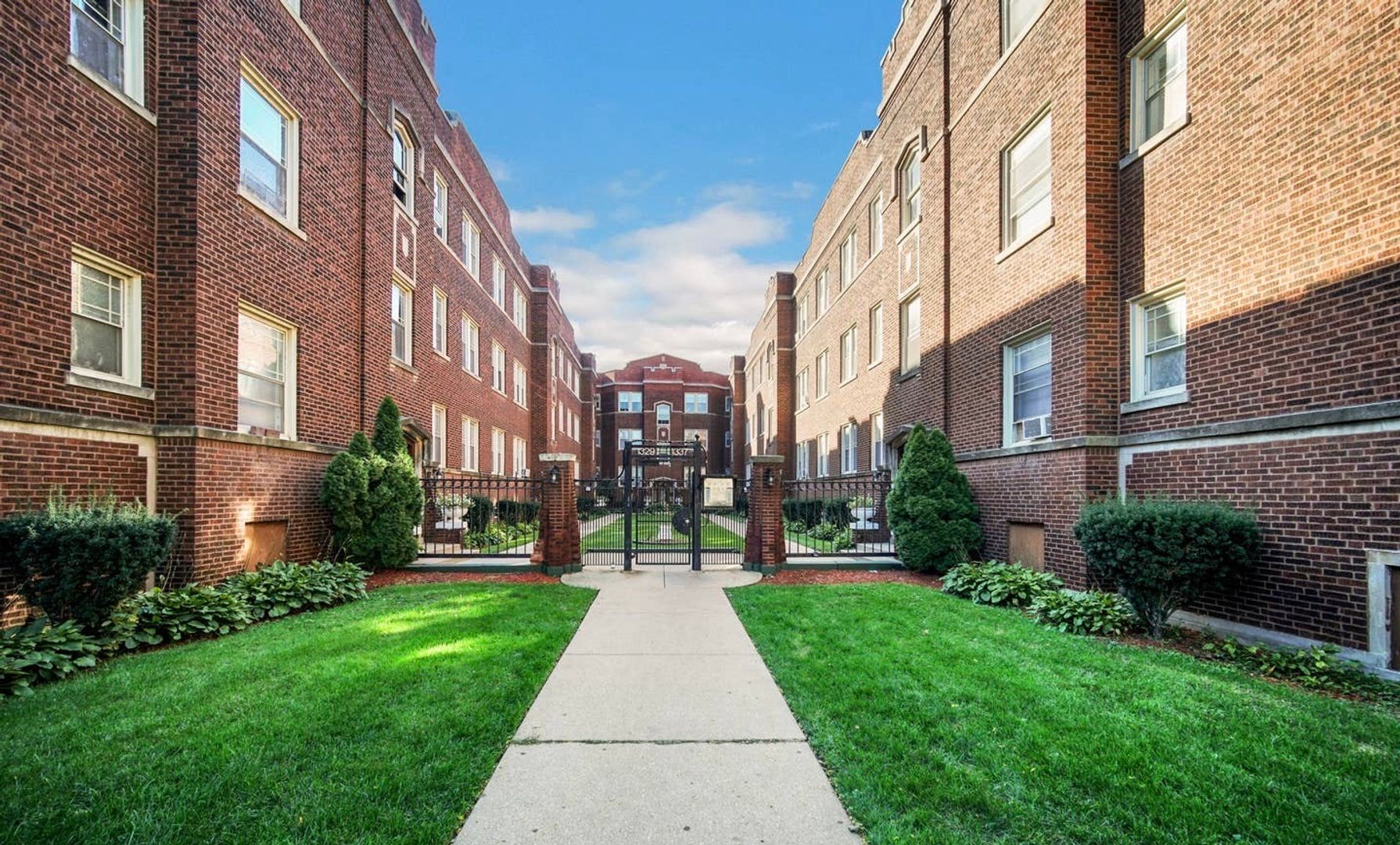 Chicago Apartment: 1329 - 1337 W Touhy Ave