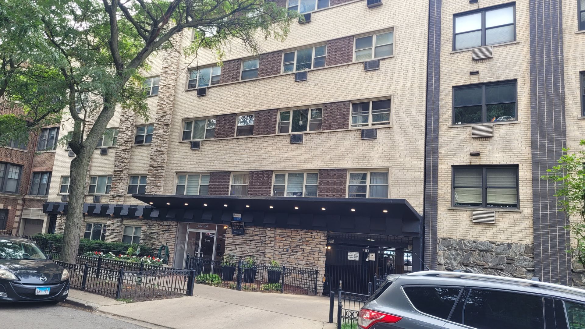 Chicago Apartment: 535 W Briar