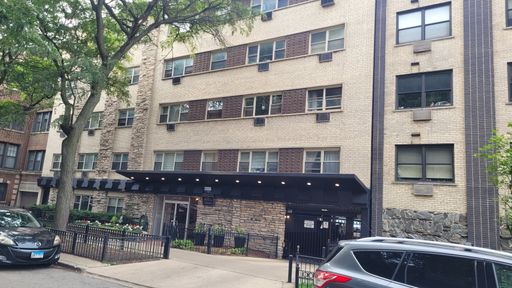 Spacious Studio with street view For Rent in East Lakeview – photo 1