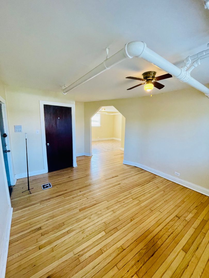 Chicago Apartment: 4541-43 W Wellington