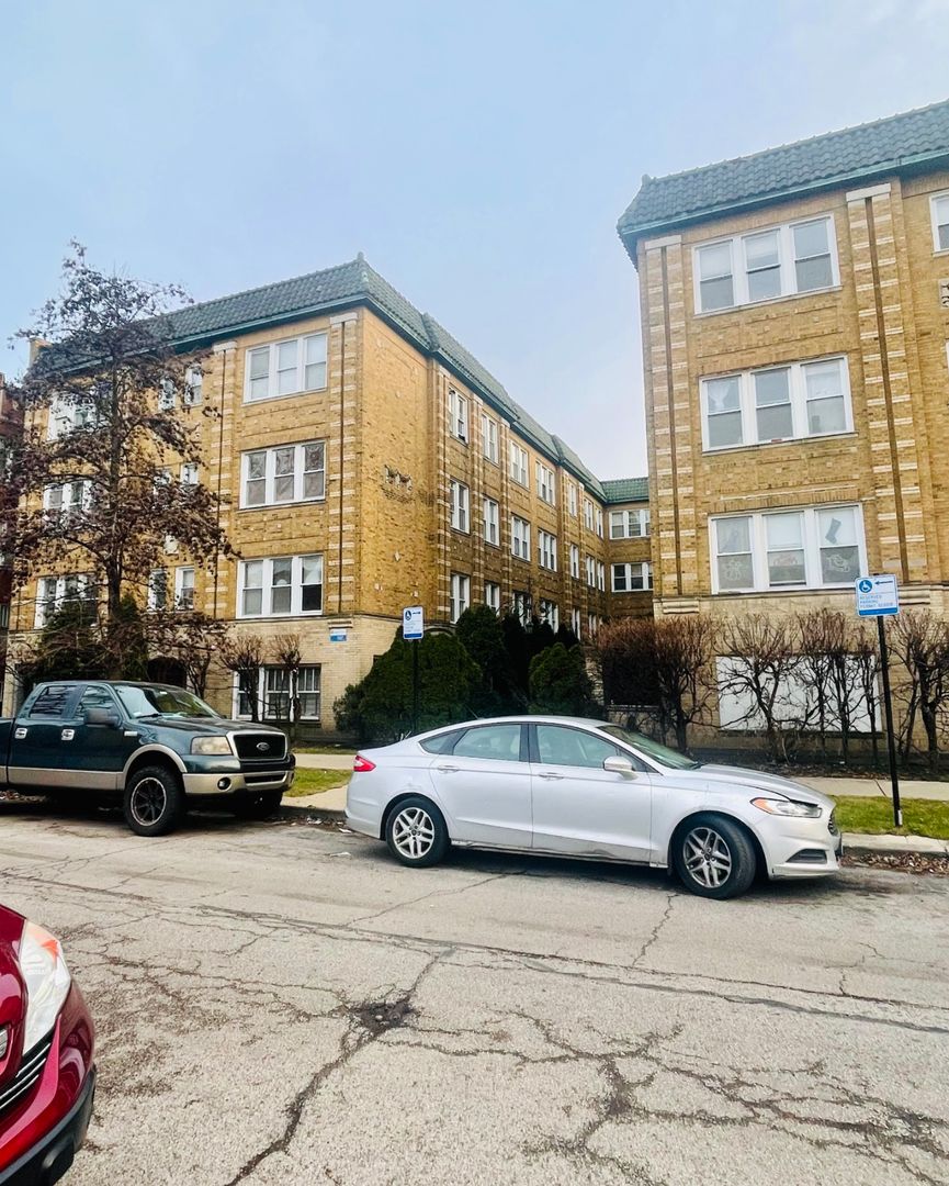 Chicago Apartment: 4045 - 4055 W School St