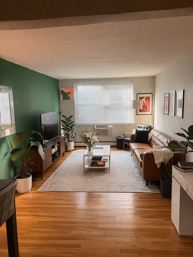 Chicago Apartment: 541 W Briar Pl