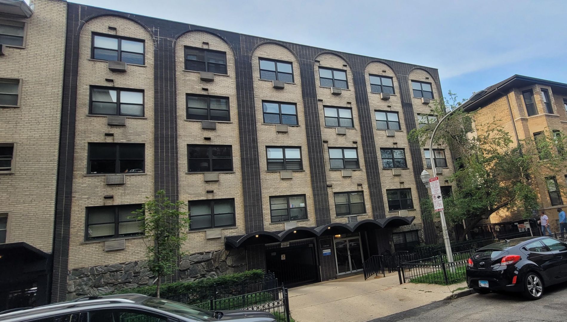 Chicago Apartment: 541 W Briar Pl